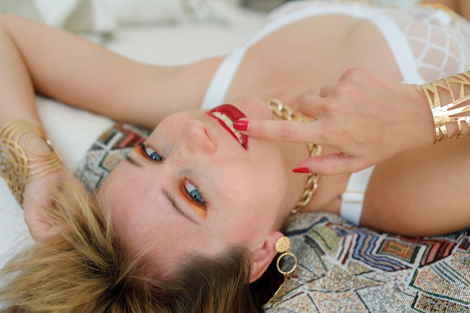 מדוע חלק מהגברים מתקשים בזקפה בבית אך מצליחים בחוץ